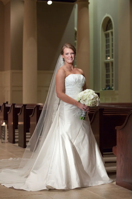 Refresh your wardrobe with trendy women’s apparel   Pronovias Daifa