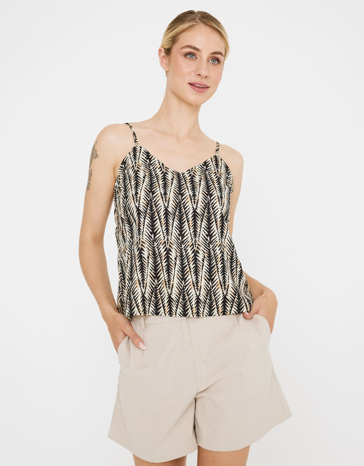 Get noticed with eye-catching women’s fashion   Camiseta Tirantes Estampada - Olein